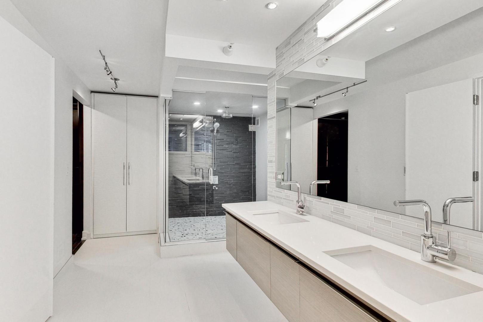 2 E Erie Street Unit: 1905