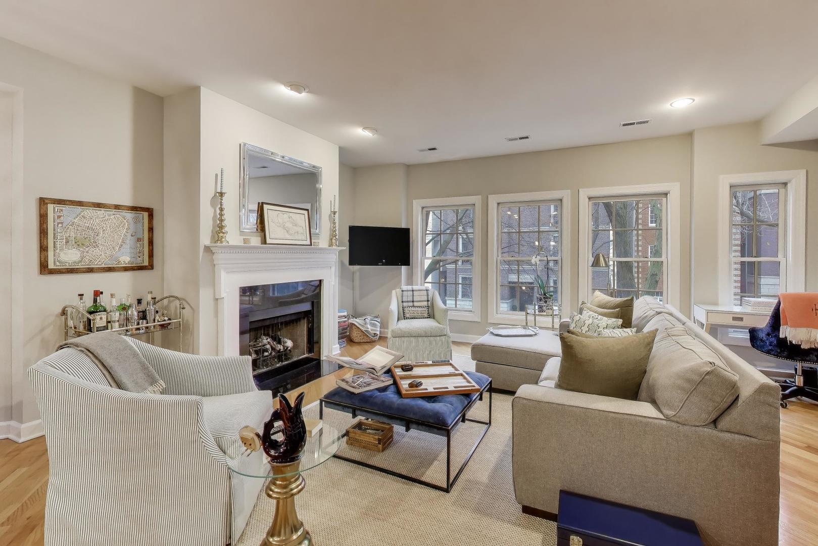 1529 N Mohawk Street Unit: 2S