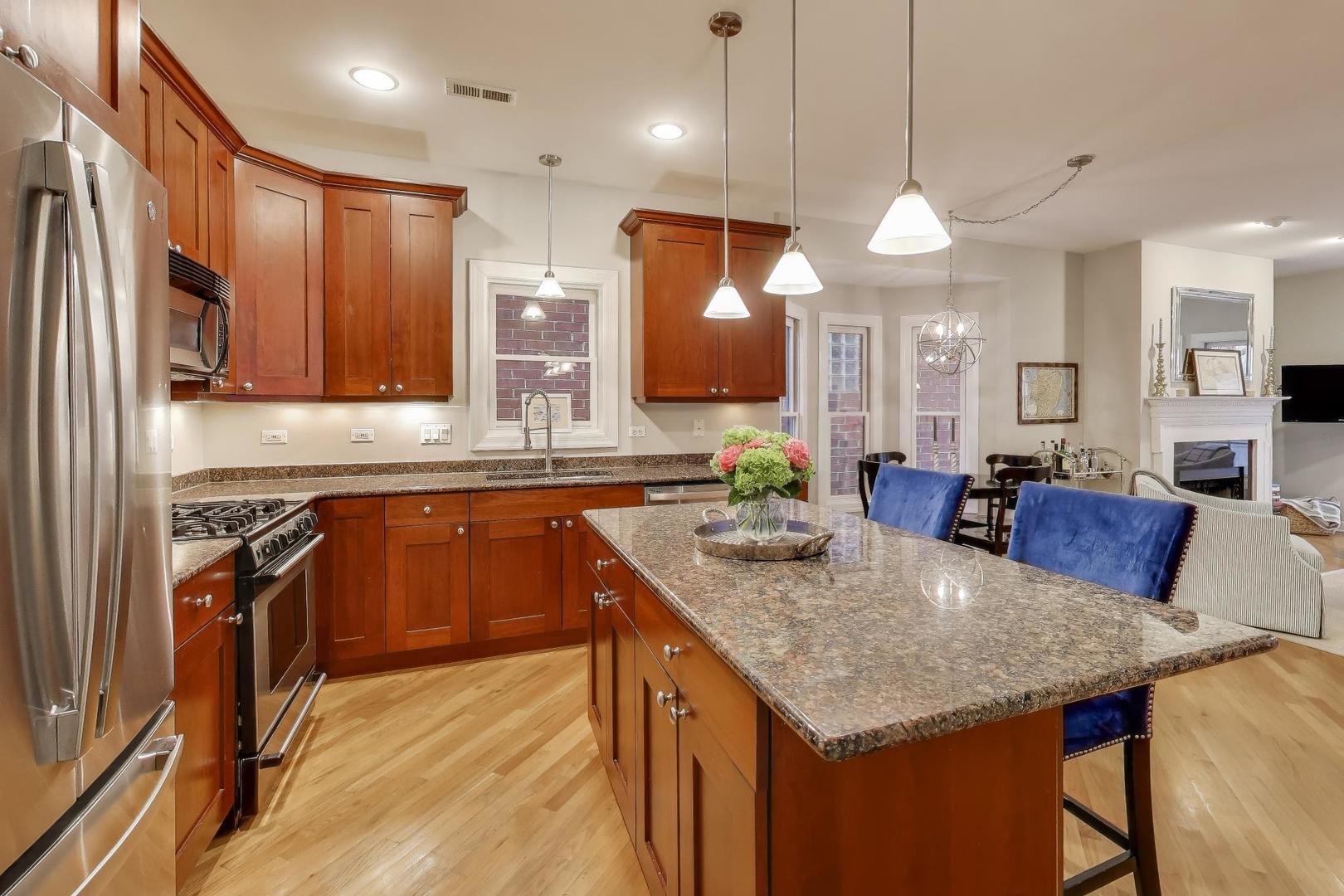 1529 N Mohawk Street Unit: 2S