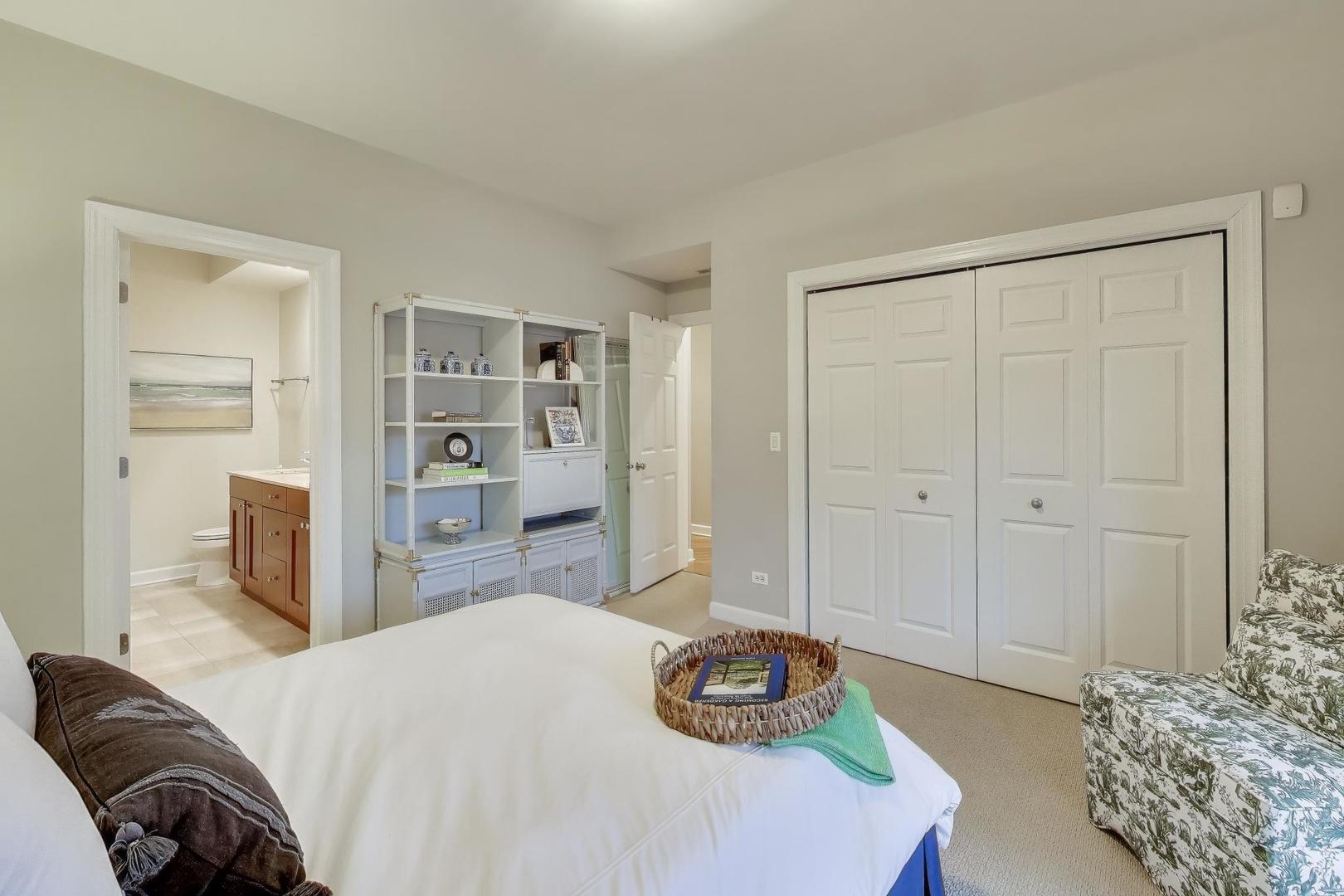 1529 N Mohawk Street Unit: 2S