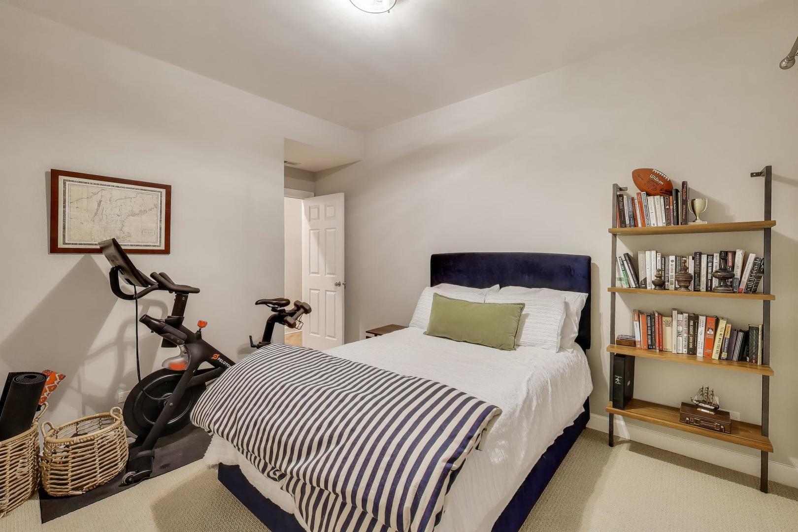 1529 N Mohawk Street Unit: 2S