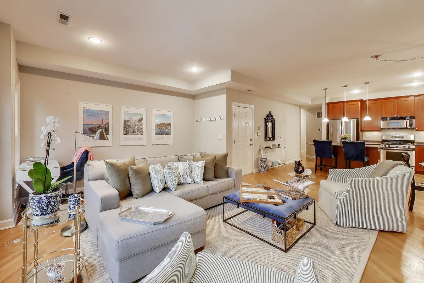 1529 N Mohawk Street Unit: 2S