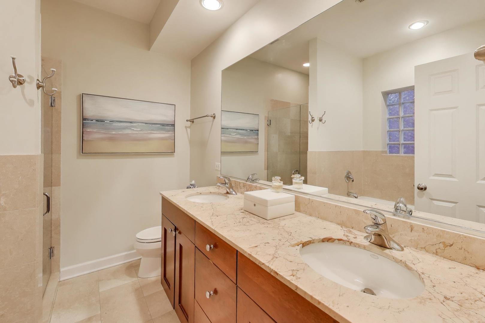 1529 N Mohawk Street Unit: 2S