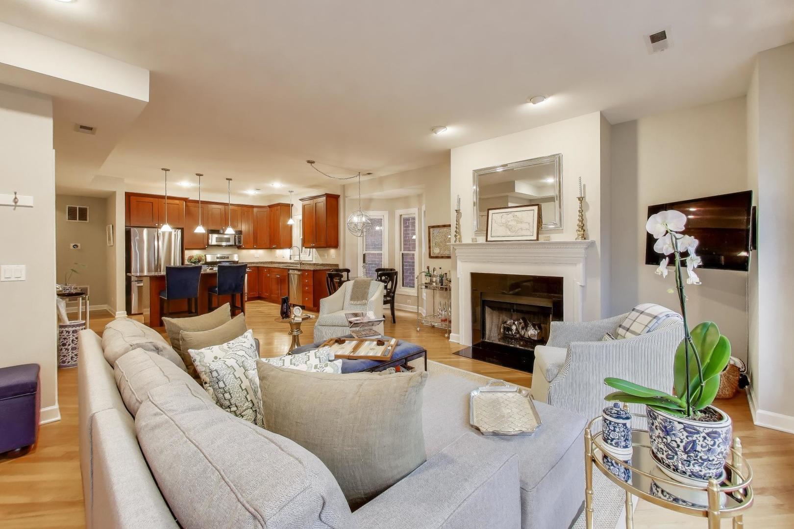 1529 N Mohawk Street Unit: 2S