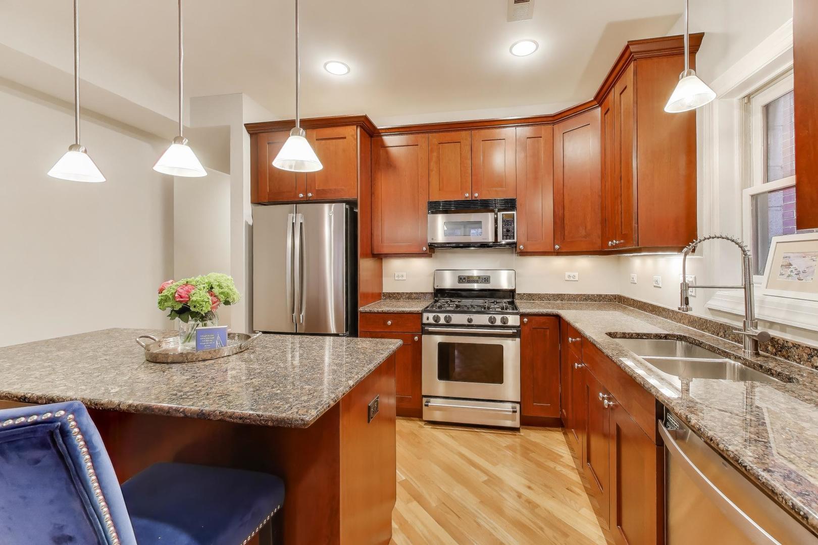 1529 N Mohawk Street Unit: 2S