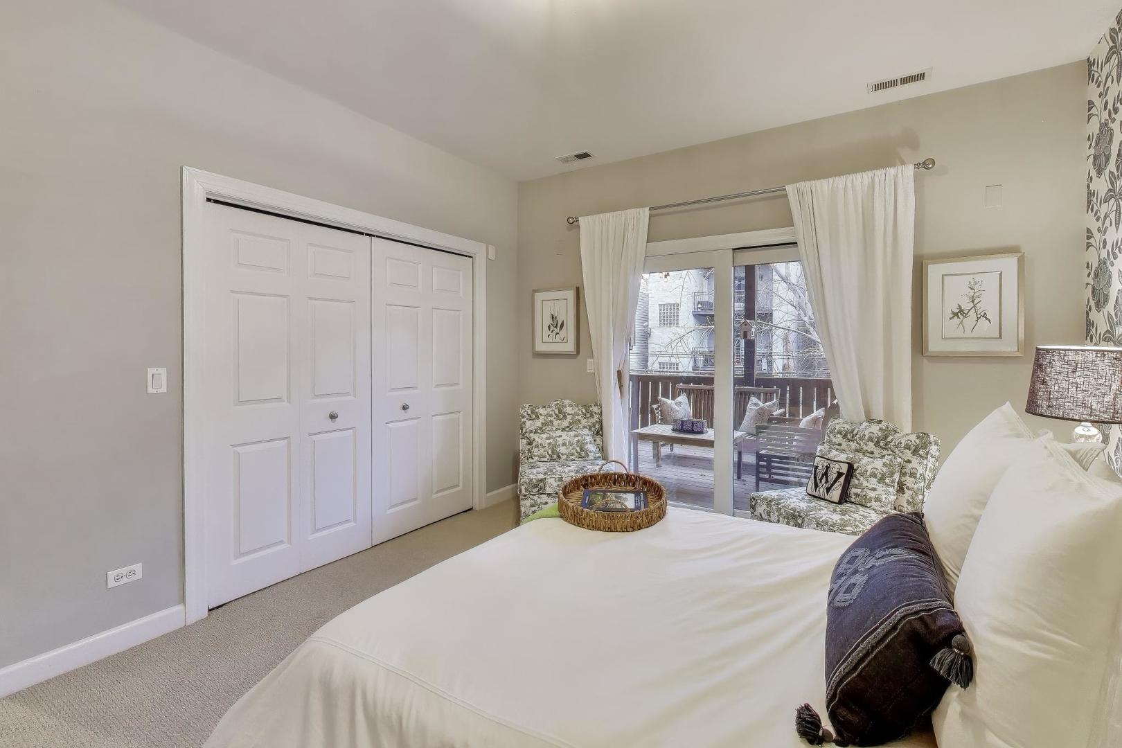 1529 N Mohawk Street Unit: 2S