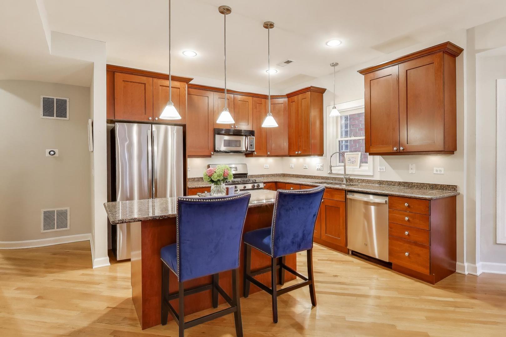 1529 N Mohawk Street Unit: 2S