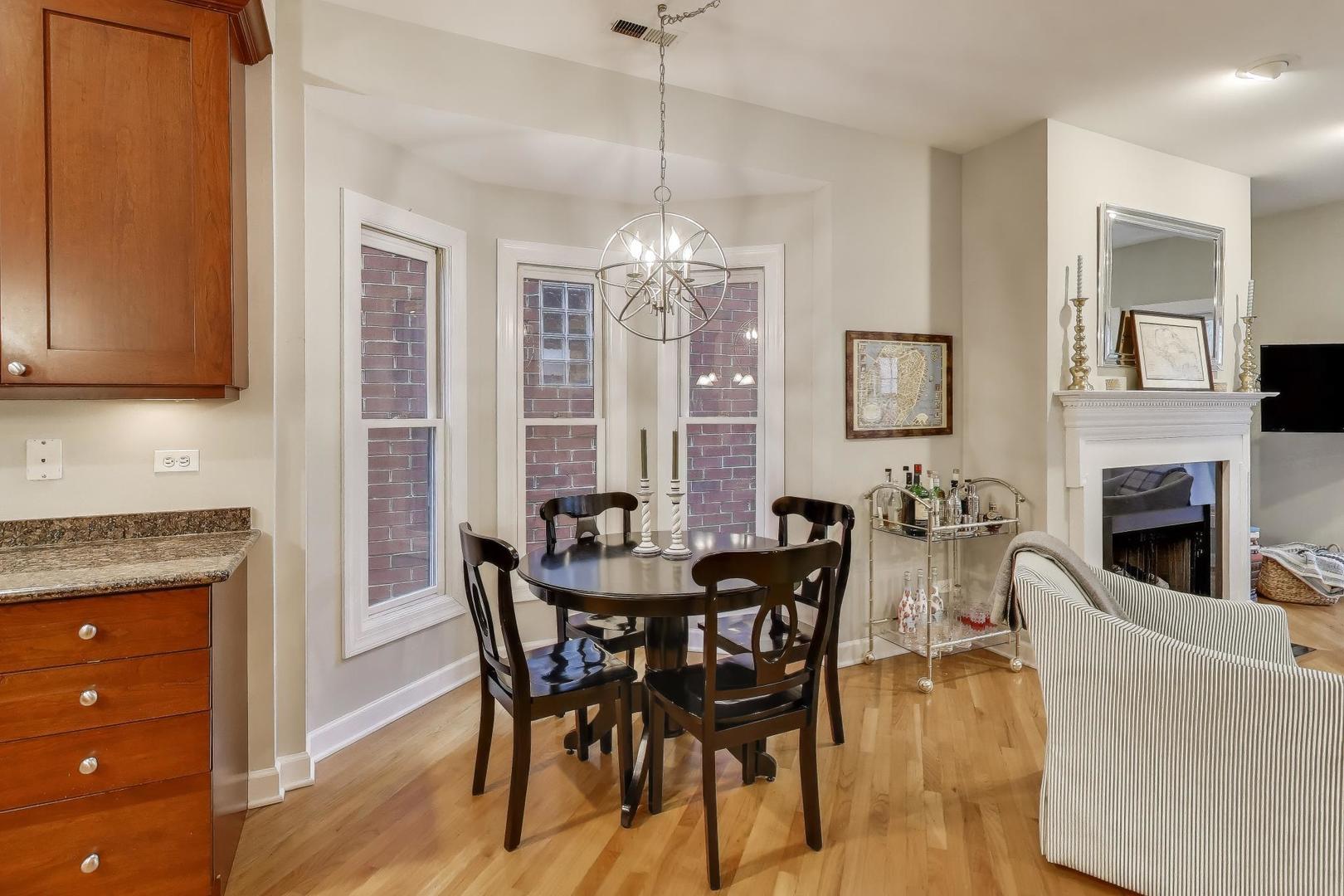 1529 N Mohawk Street Unit: 2S