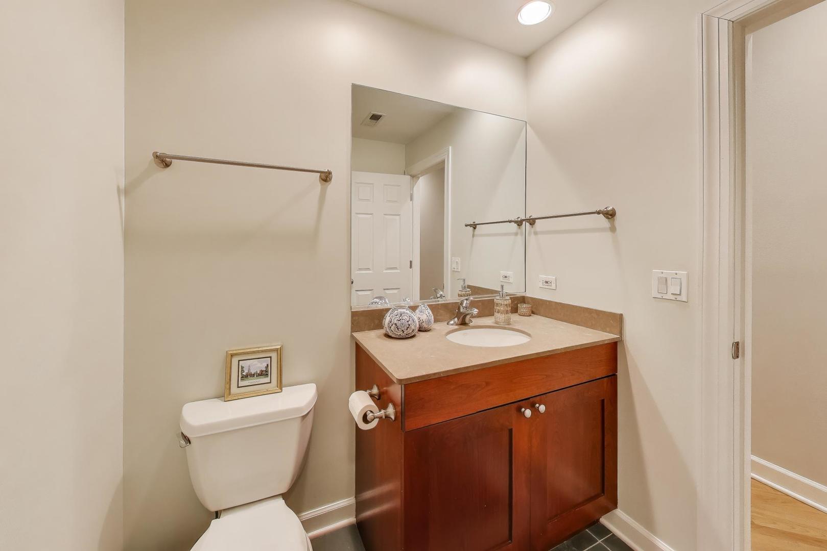 1529 N Mohawk Street Unit: 2S