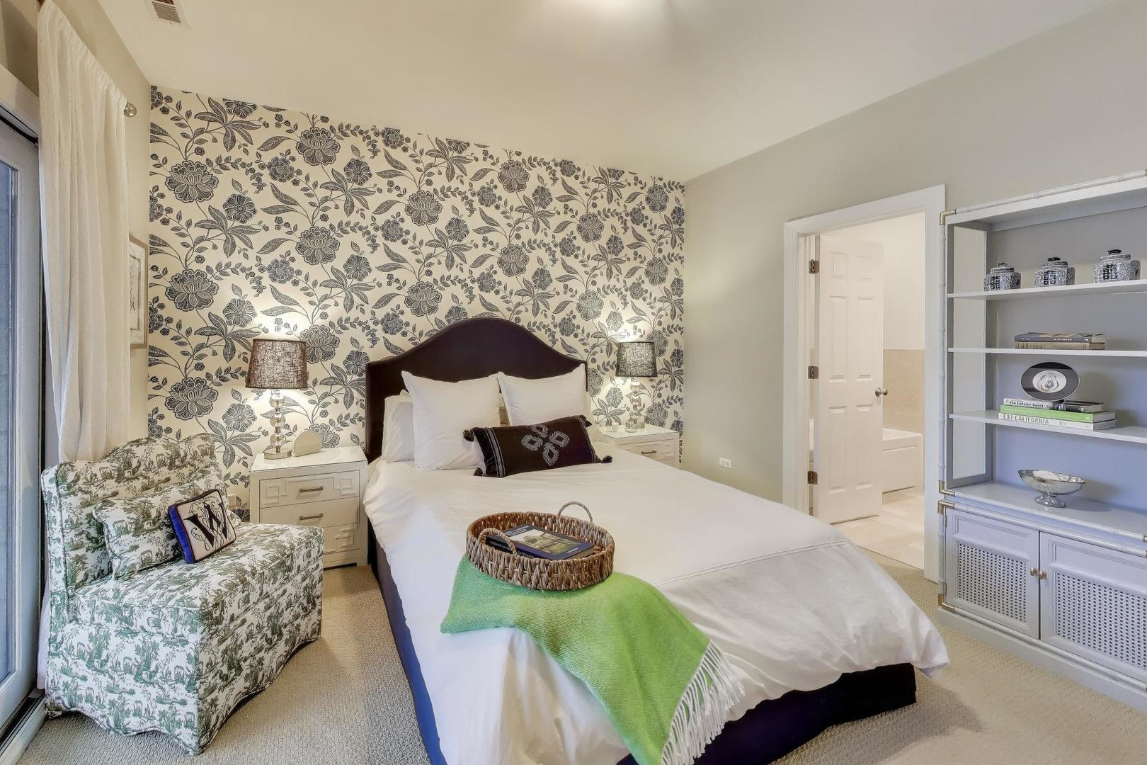 1529 N Mohawk Street Unit: 2S