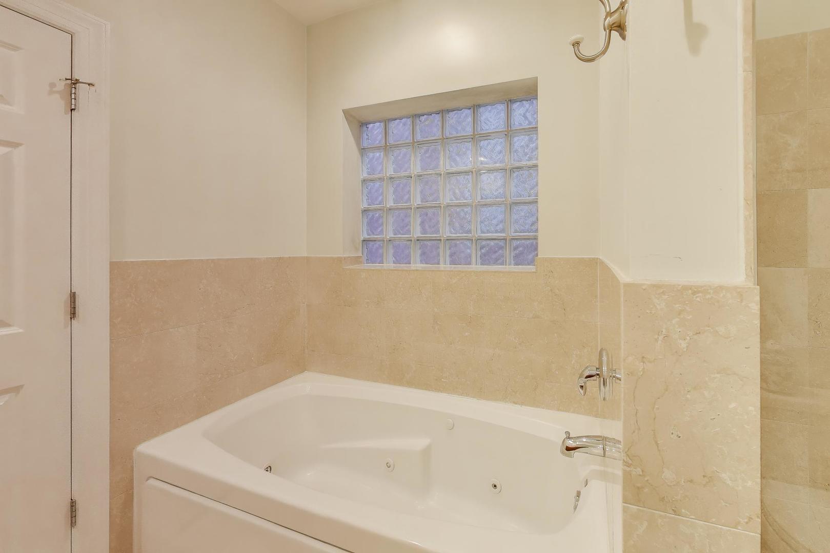 1529 N Mohawk Street Unit: 2S