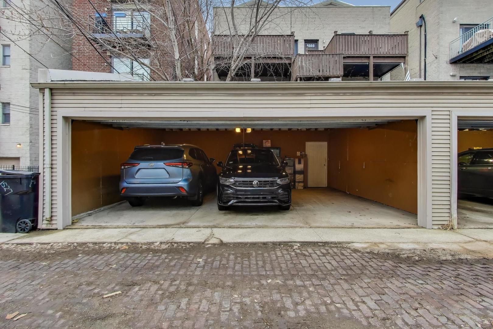 1529 N Mohawk Street Unit: 2S