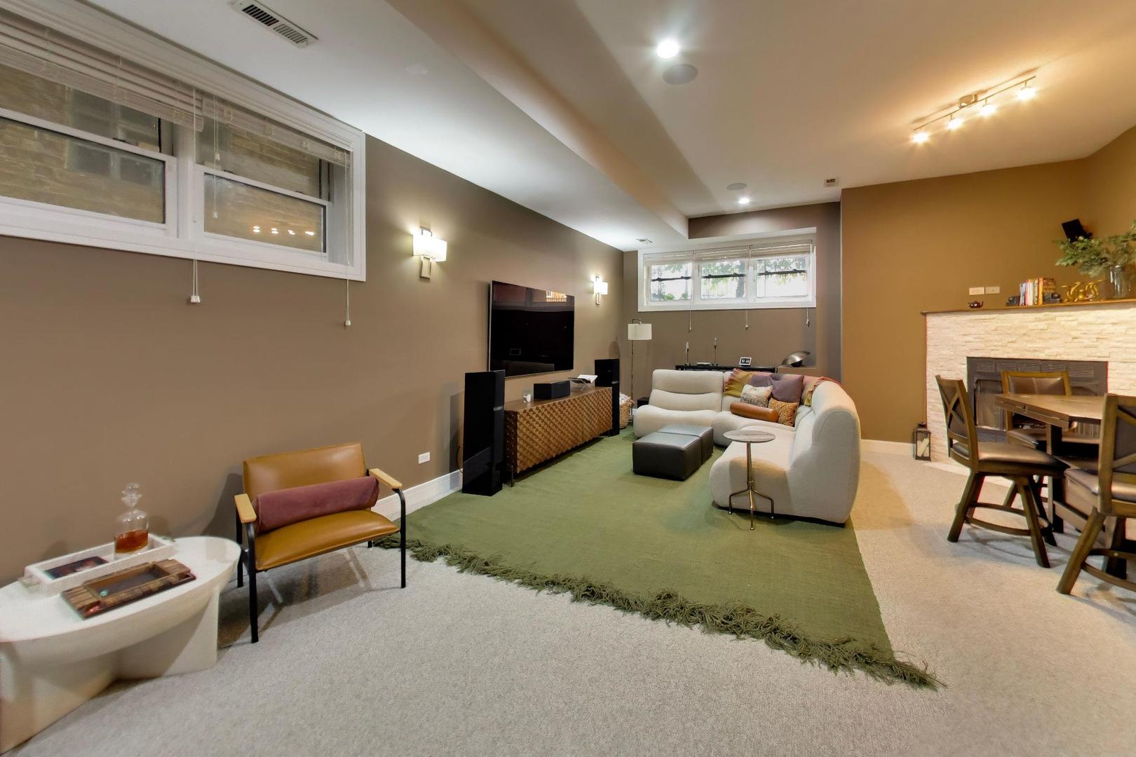 1247 N Rockwell Street Unit: 1