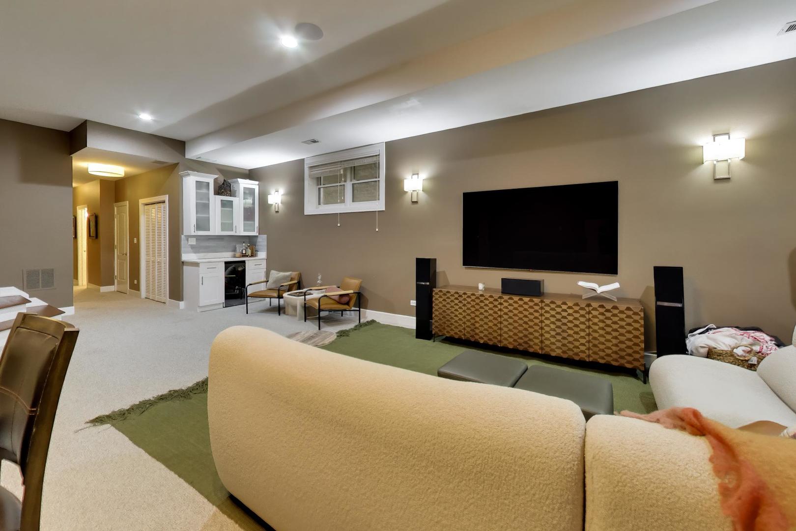 1247 N Rockwell Street Unit: 1