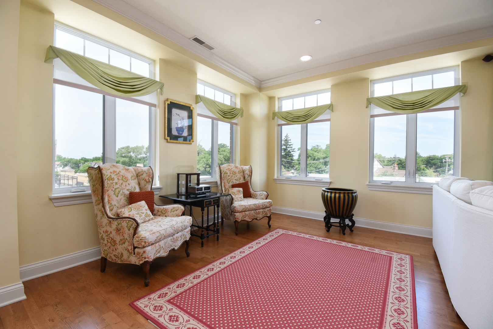 120 N Northwest Highway Unit: 304