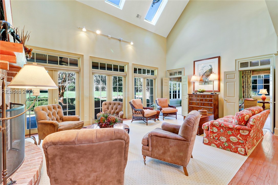77 Lexington Drive