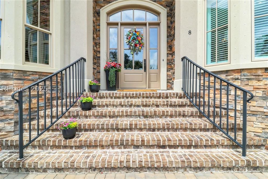 8 York Circle