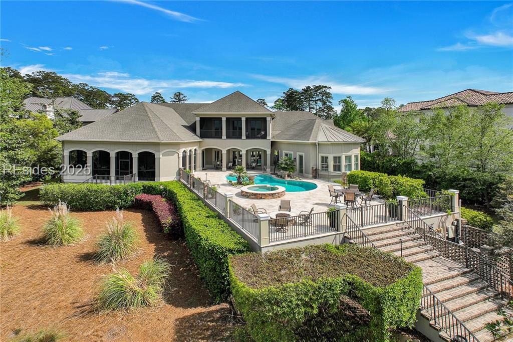 8 York Circle