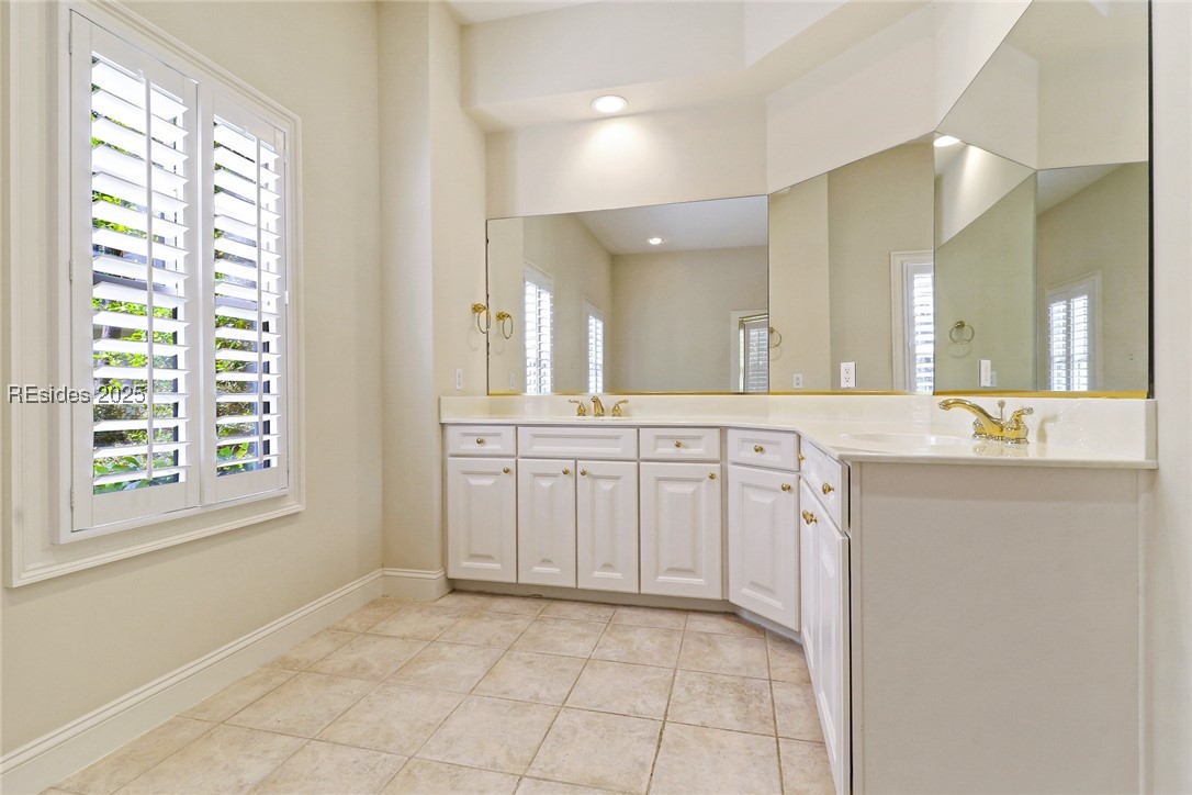 11 E Summerton Court