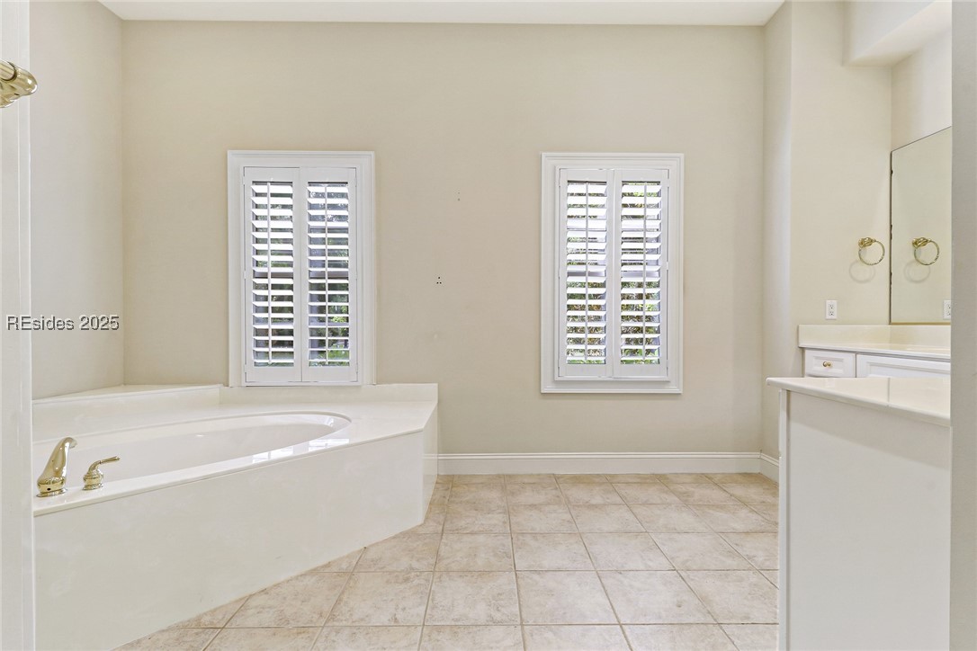 11 E Summerton Court