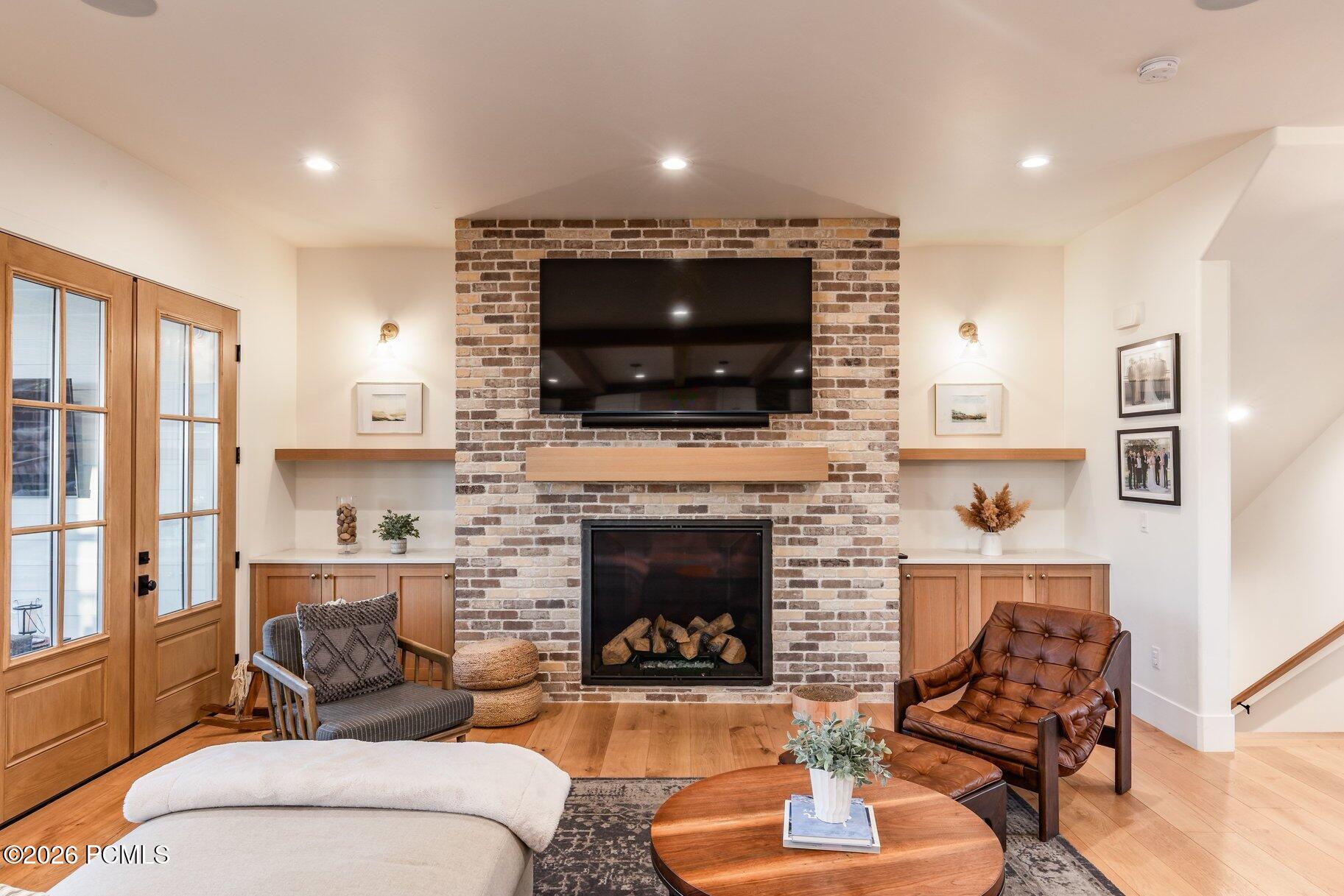 1677 W Lambert Lane