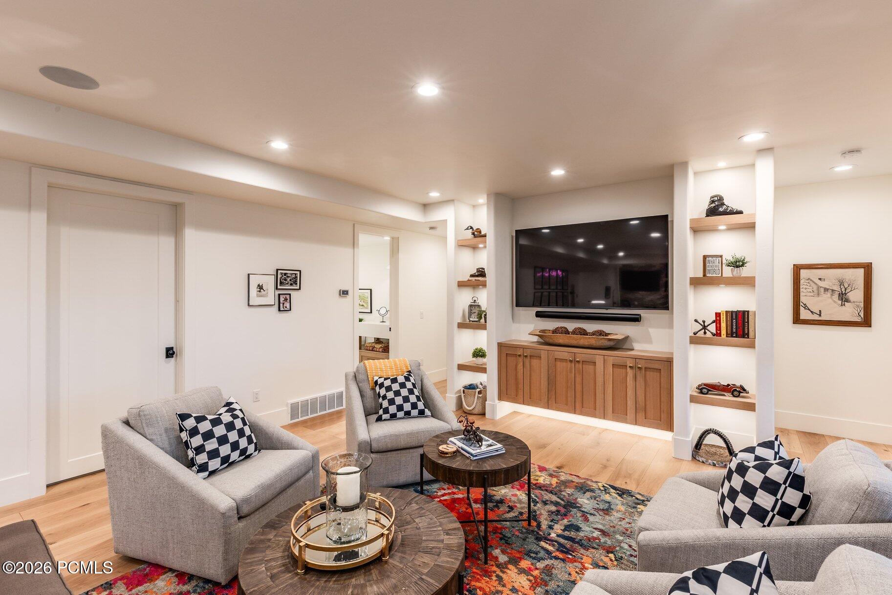 1677 W Lambert Lane