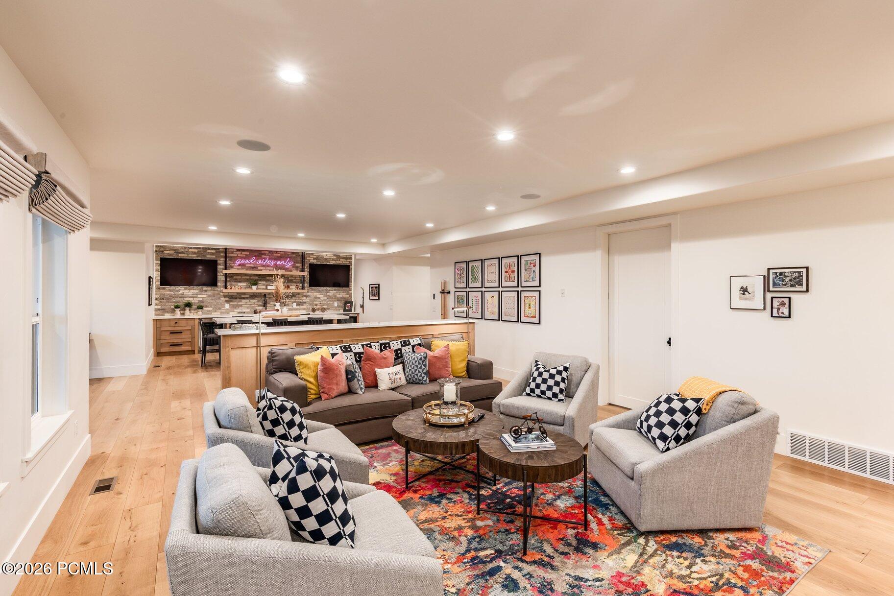 1677 W Lambert Lane