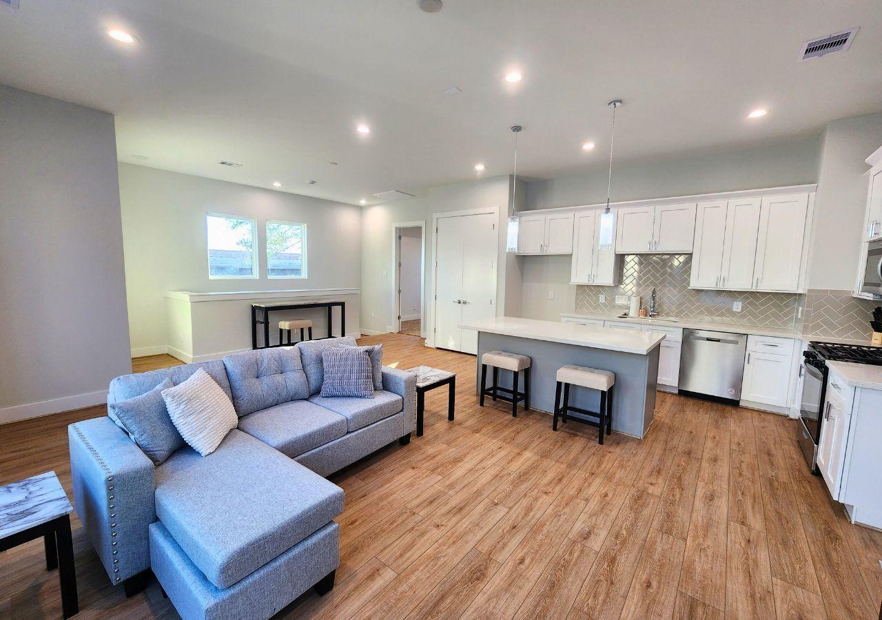 615 Northew Street Unit: E
