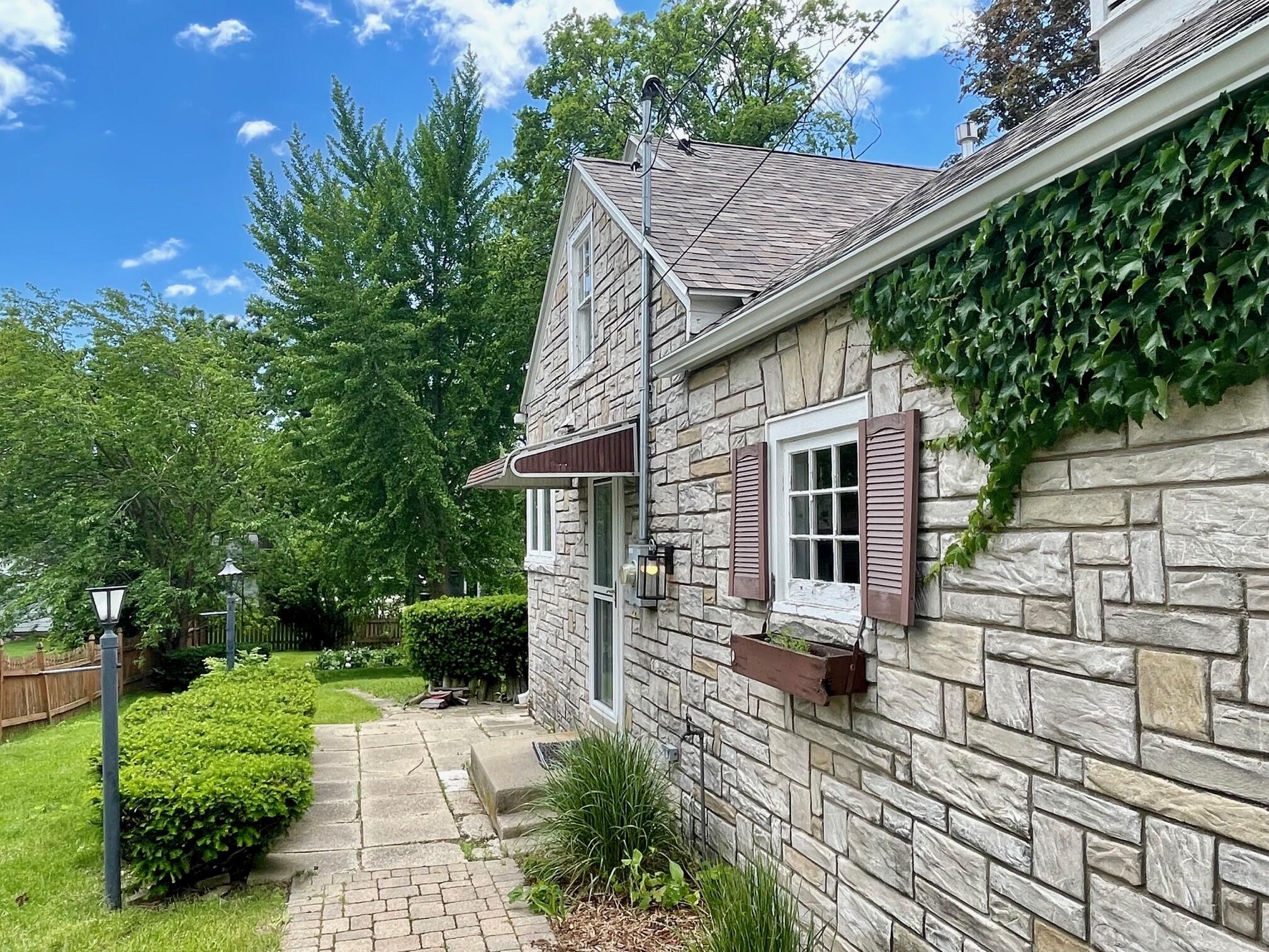 104 Darwin St