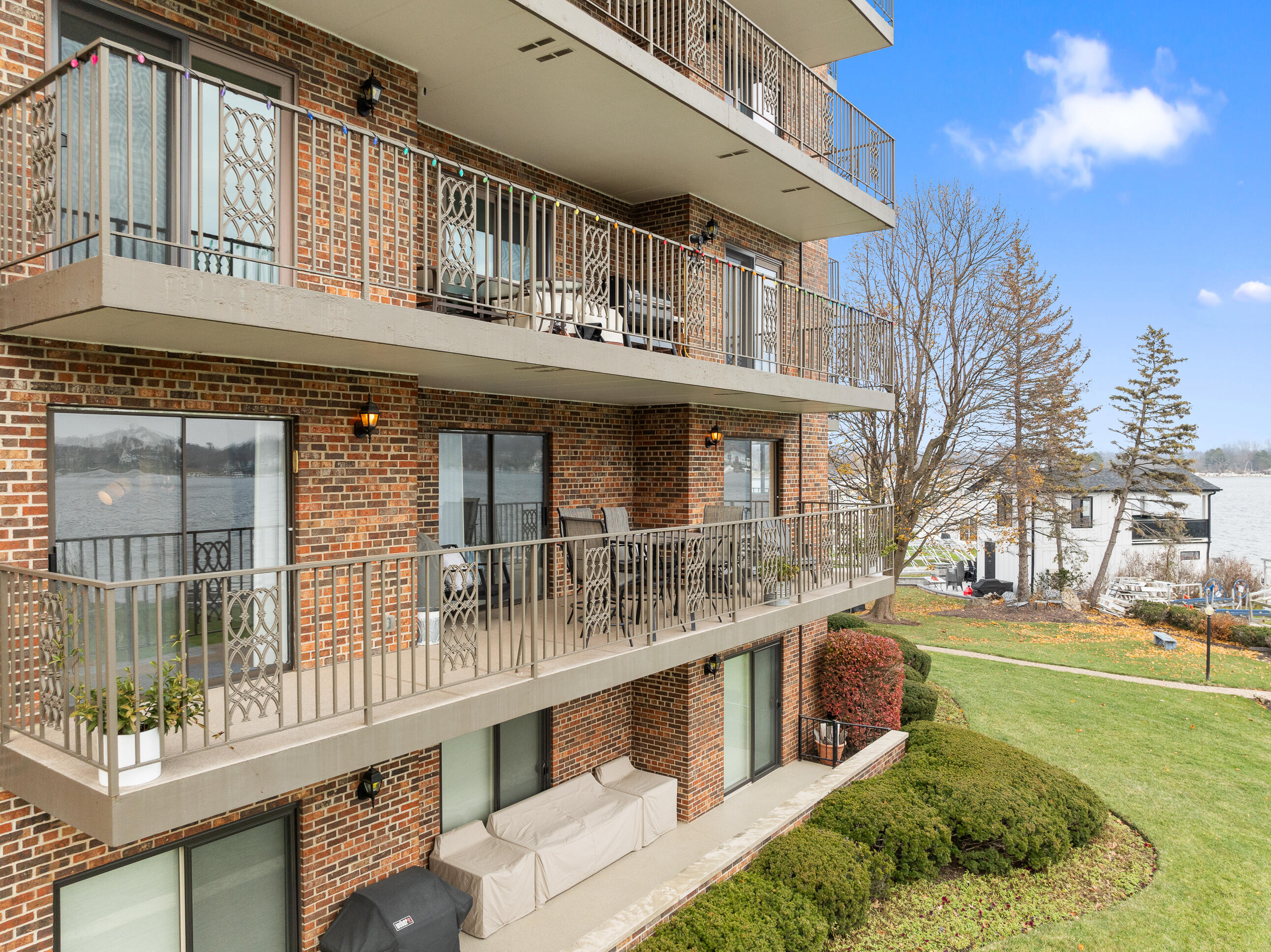 9 S Walworth Ave