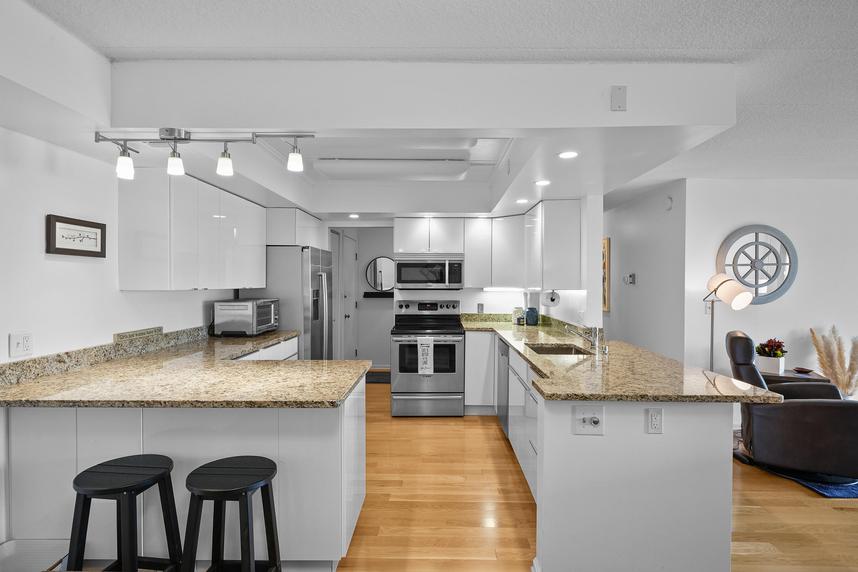 9 S Walworth Ave