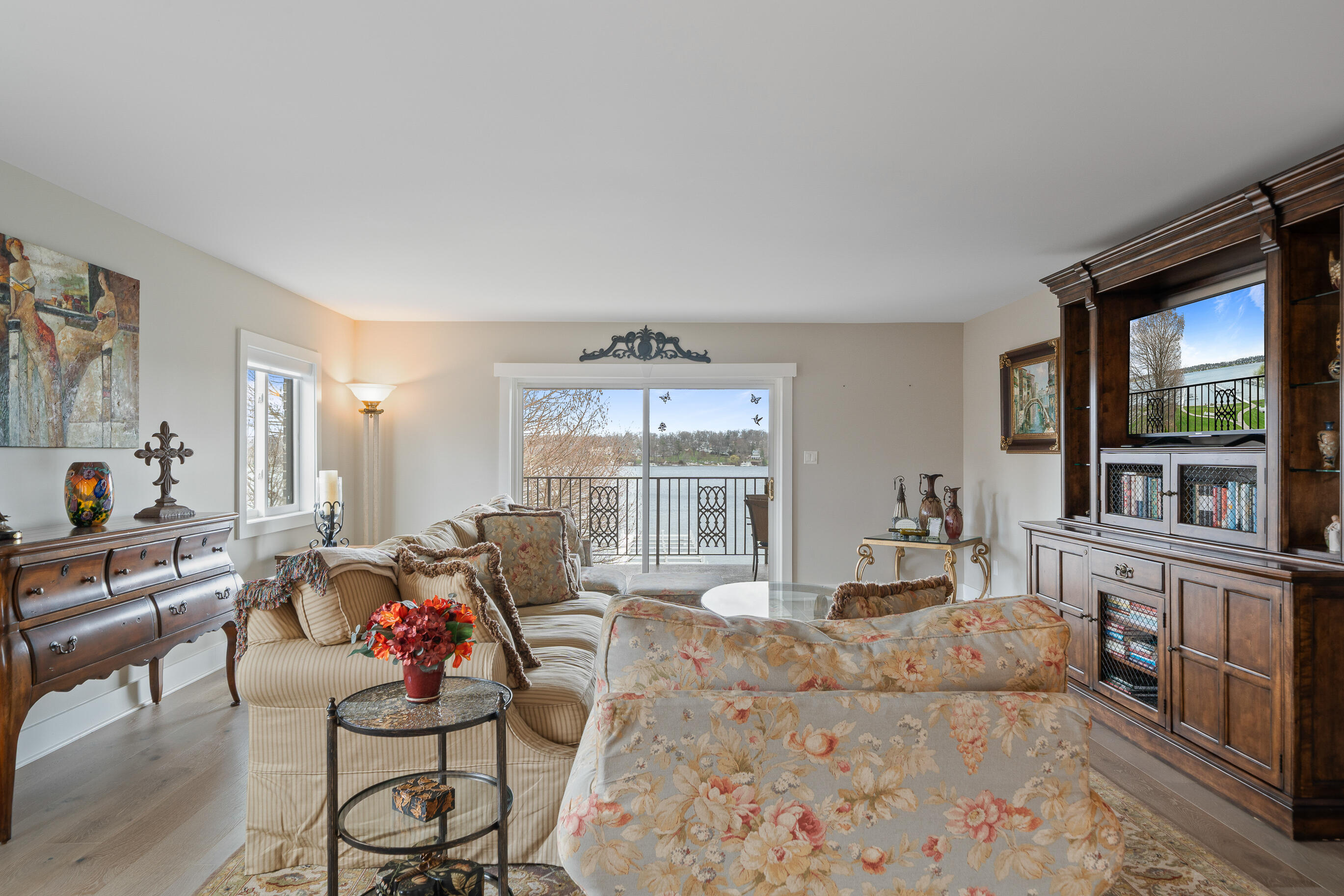 35 S Walworth Ave, 401