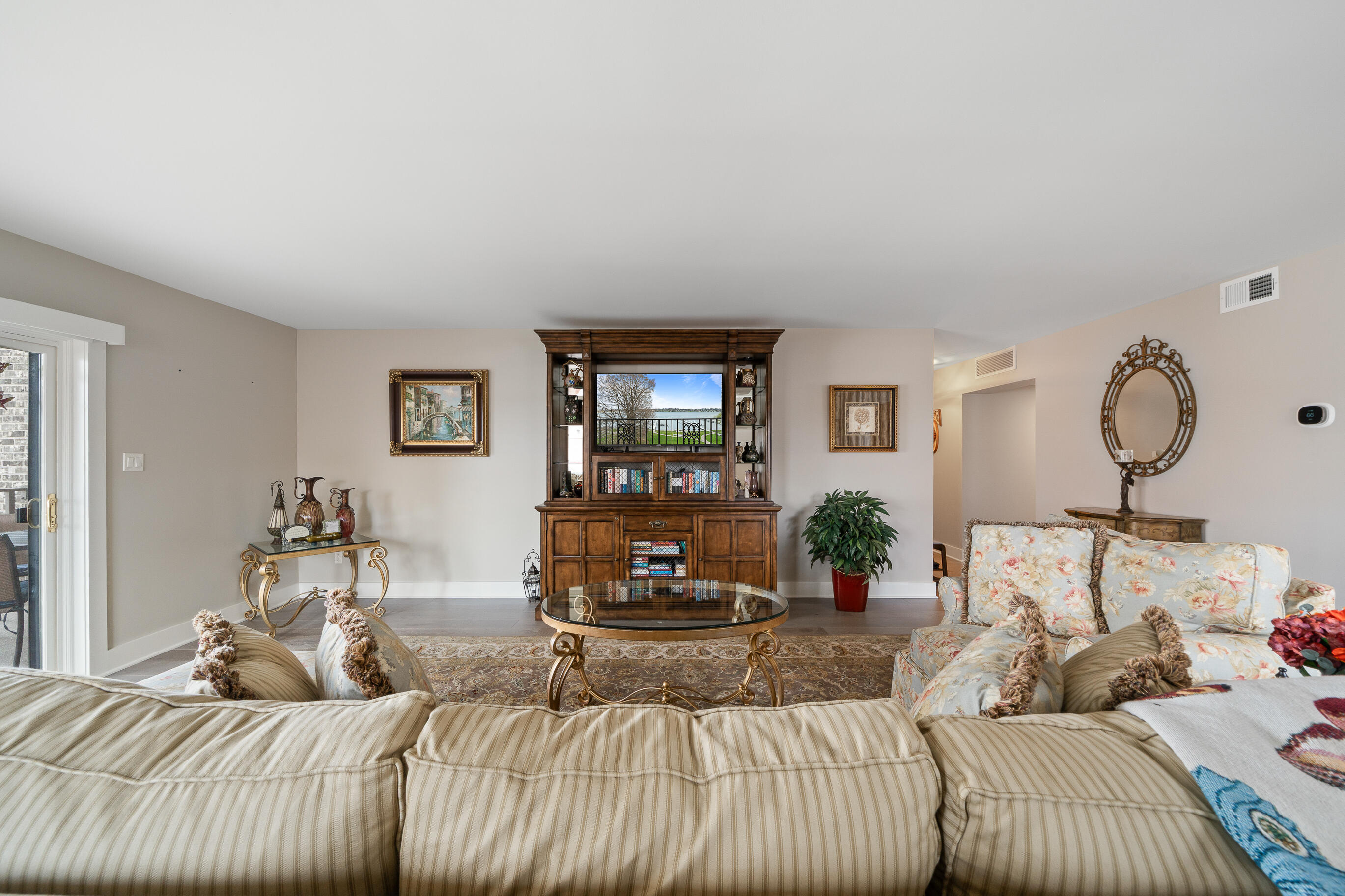 35 S Walworth Ave, 401