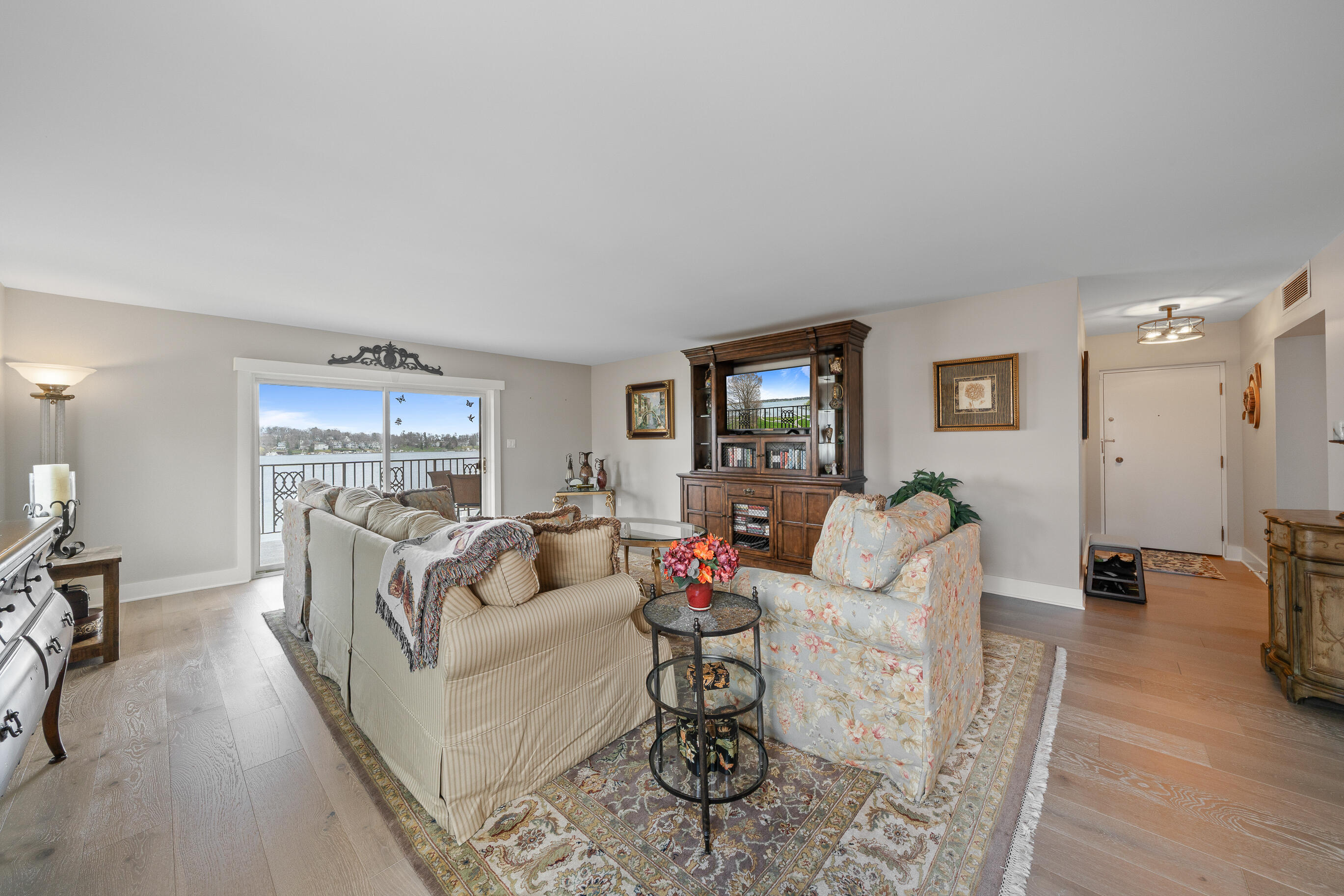 35 S Walworth Ave, 401