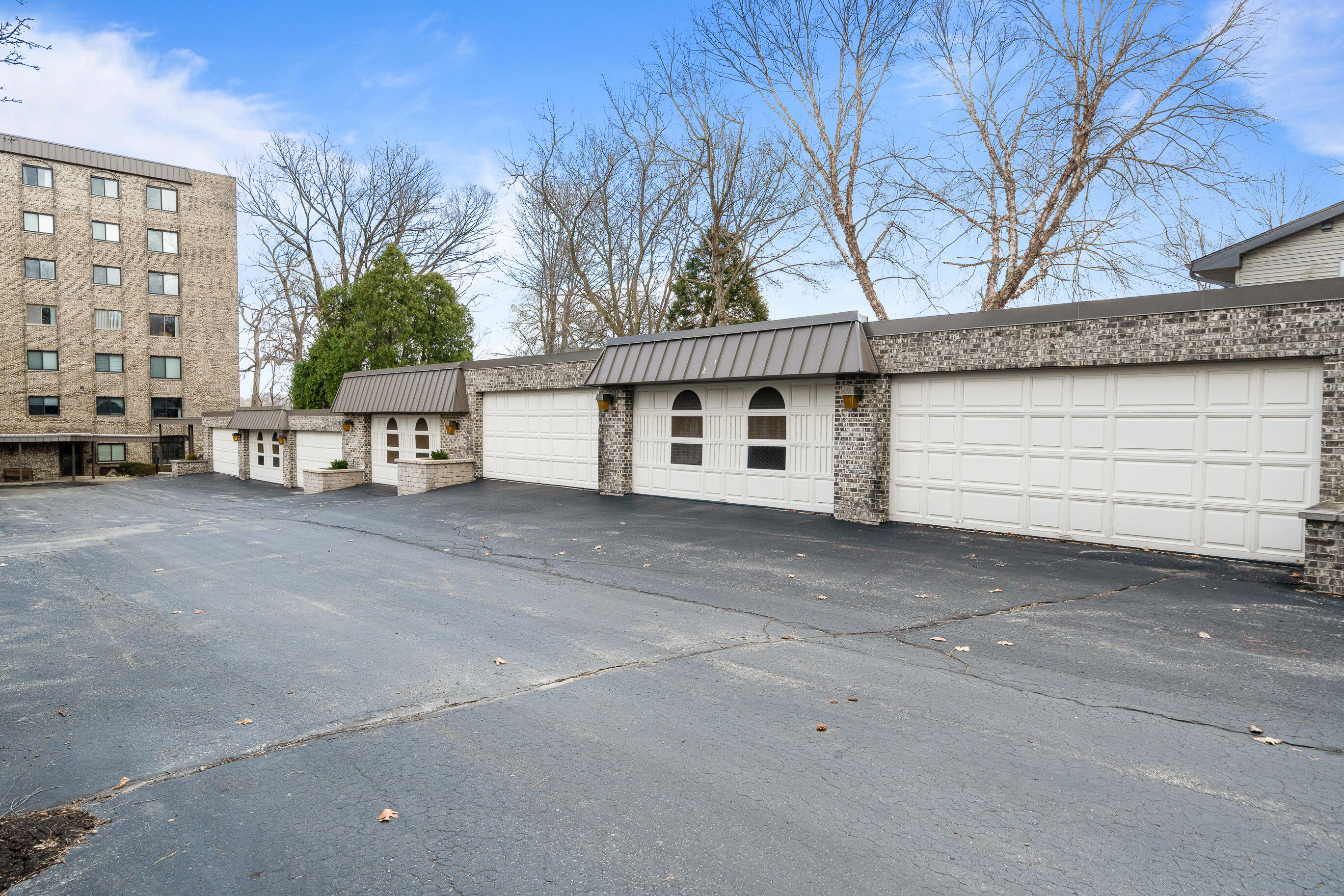 35 S Walworth Ave, 401