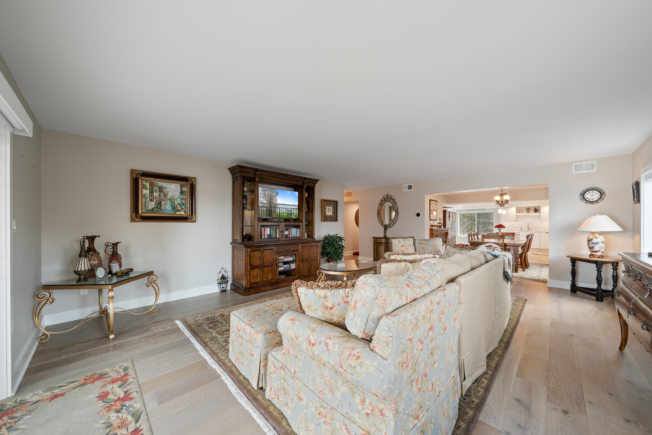 35 S Walworth Ave, 401