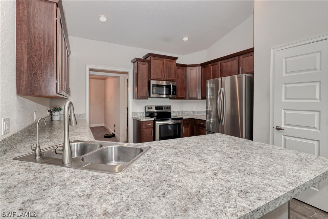 525 Kingsbury LN