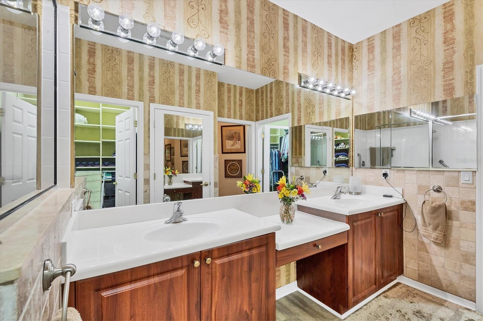 2446 MAGNOLIA CIR