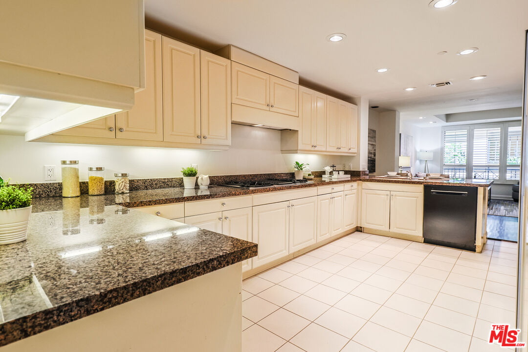 12218 Montana Ave Unit: 208