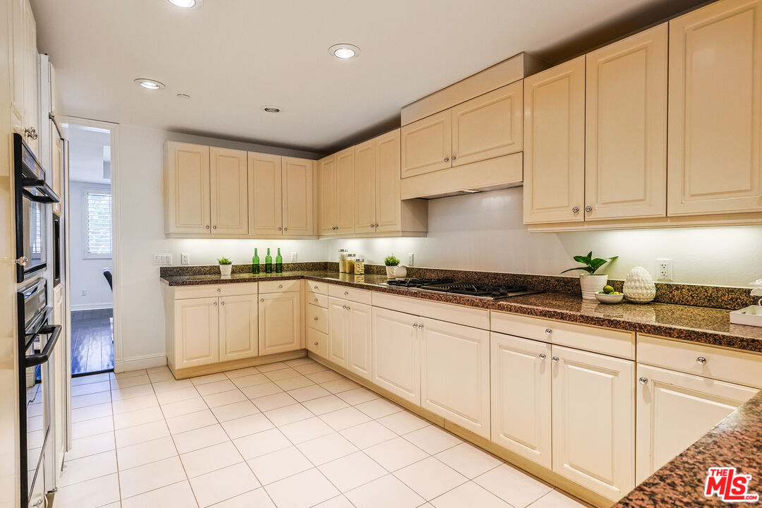 12218 Montana Ave Unit: 208