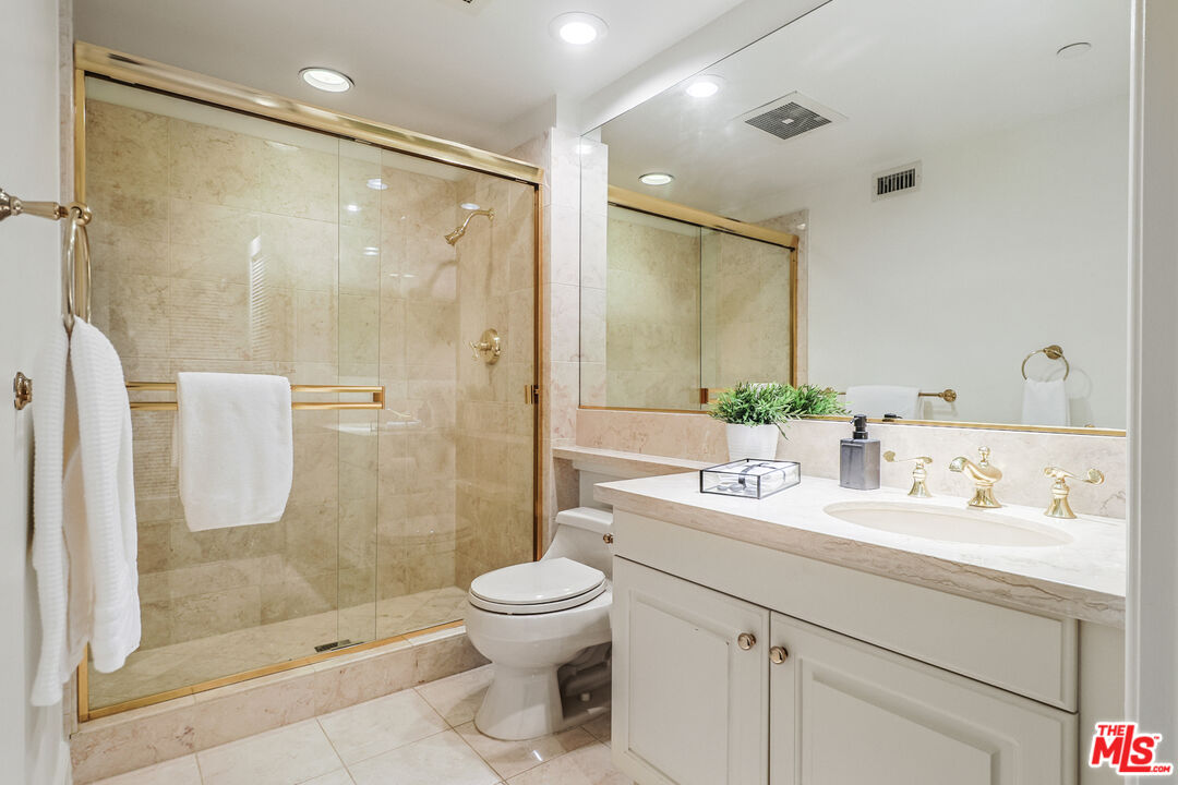 12218 Montana Ave Unit: 208