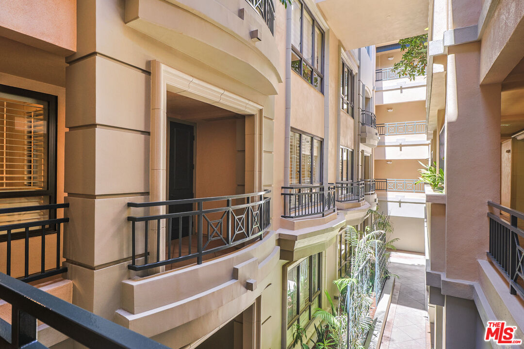 12218 Montana Ave Unit: 208