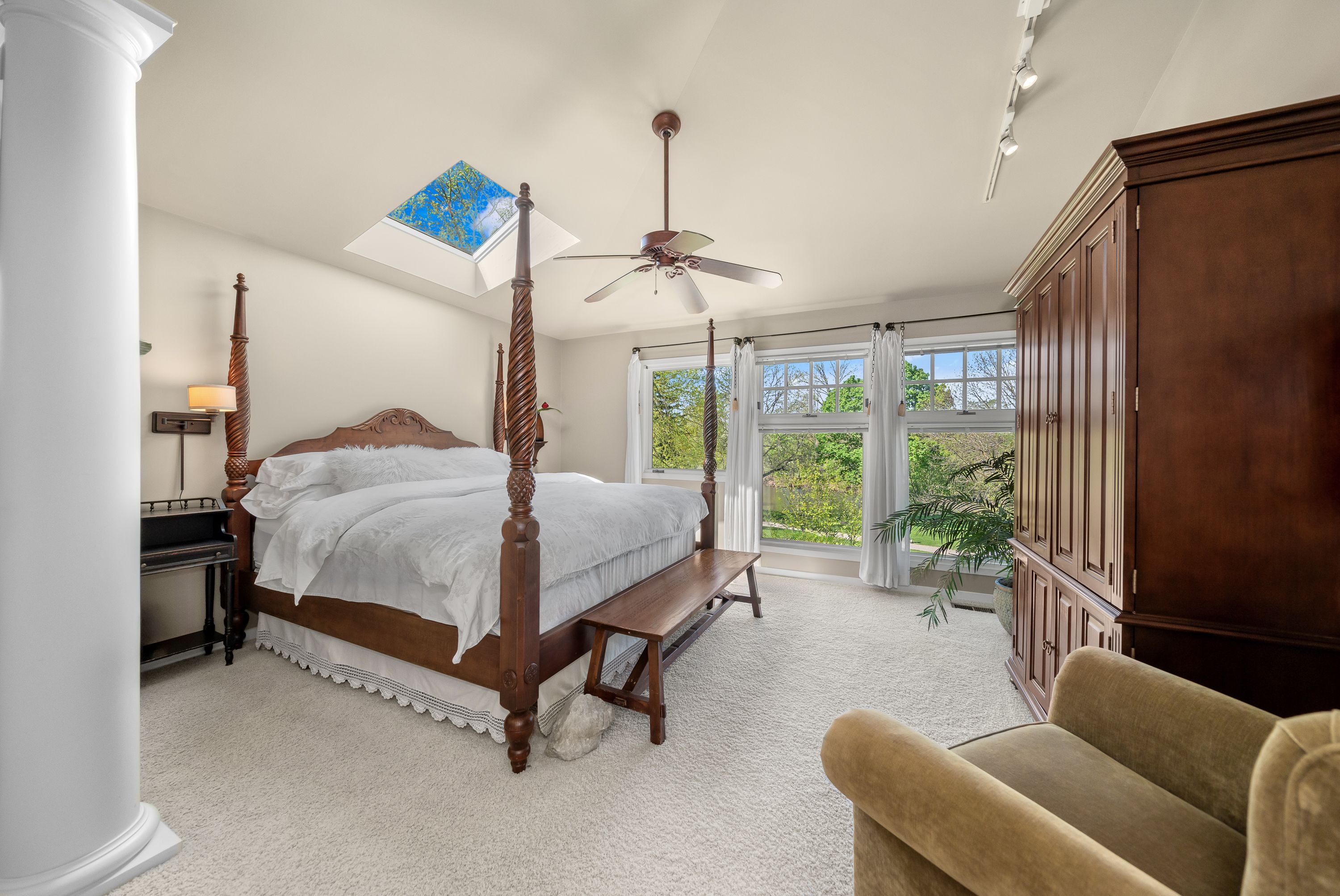 774 LAKESIDE Drive