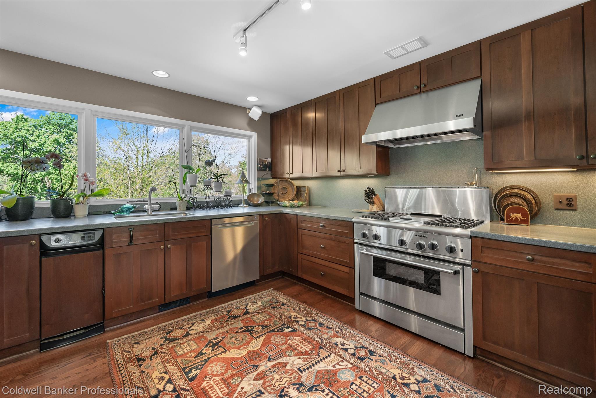 774 LAKESIDE Drive
