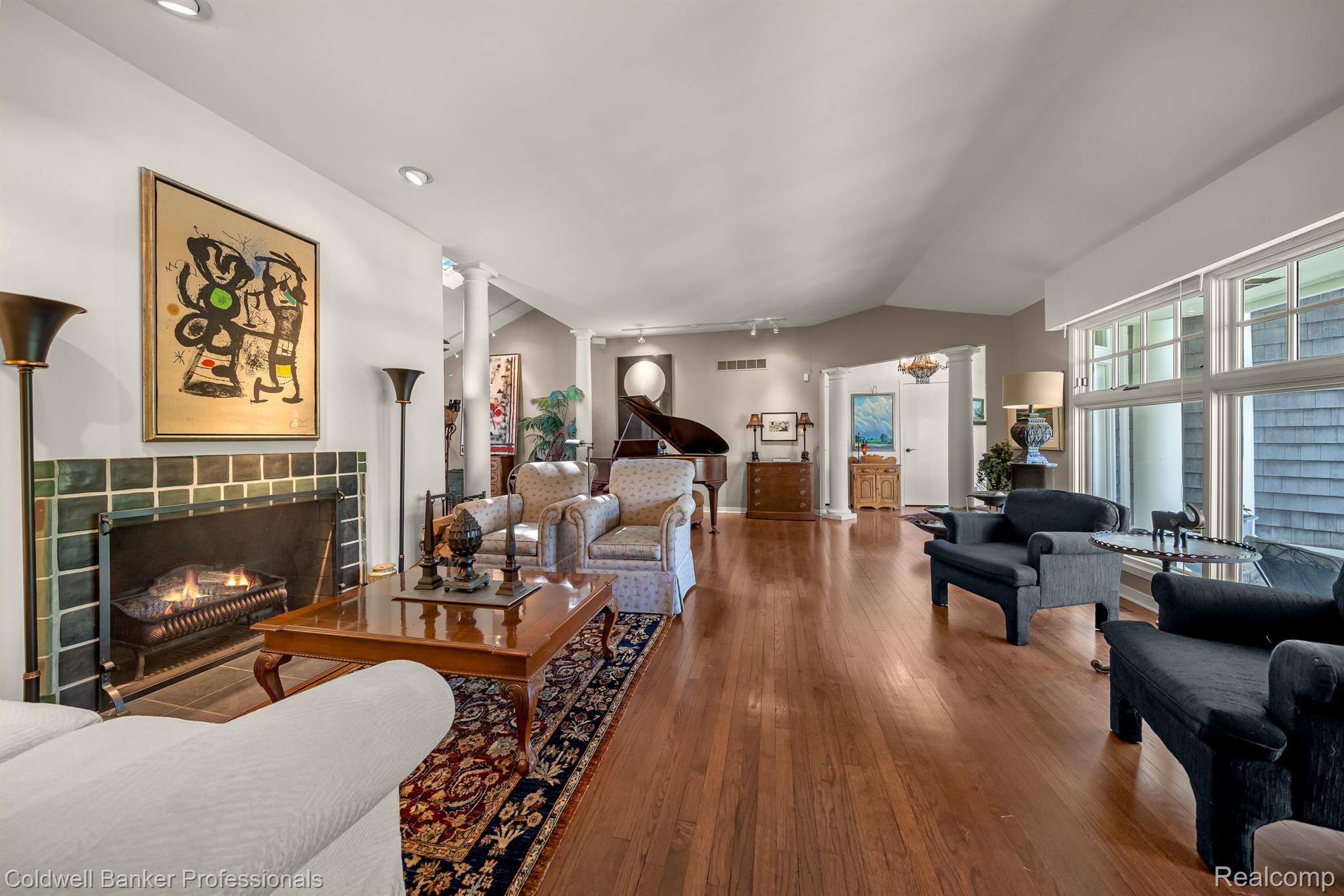 774 LAKESIDE Drive