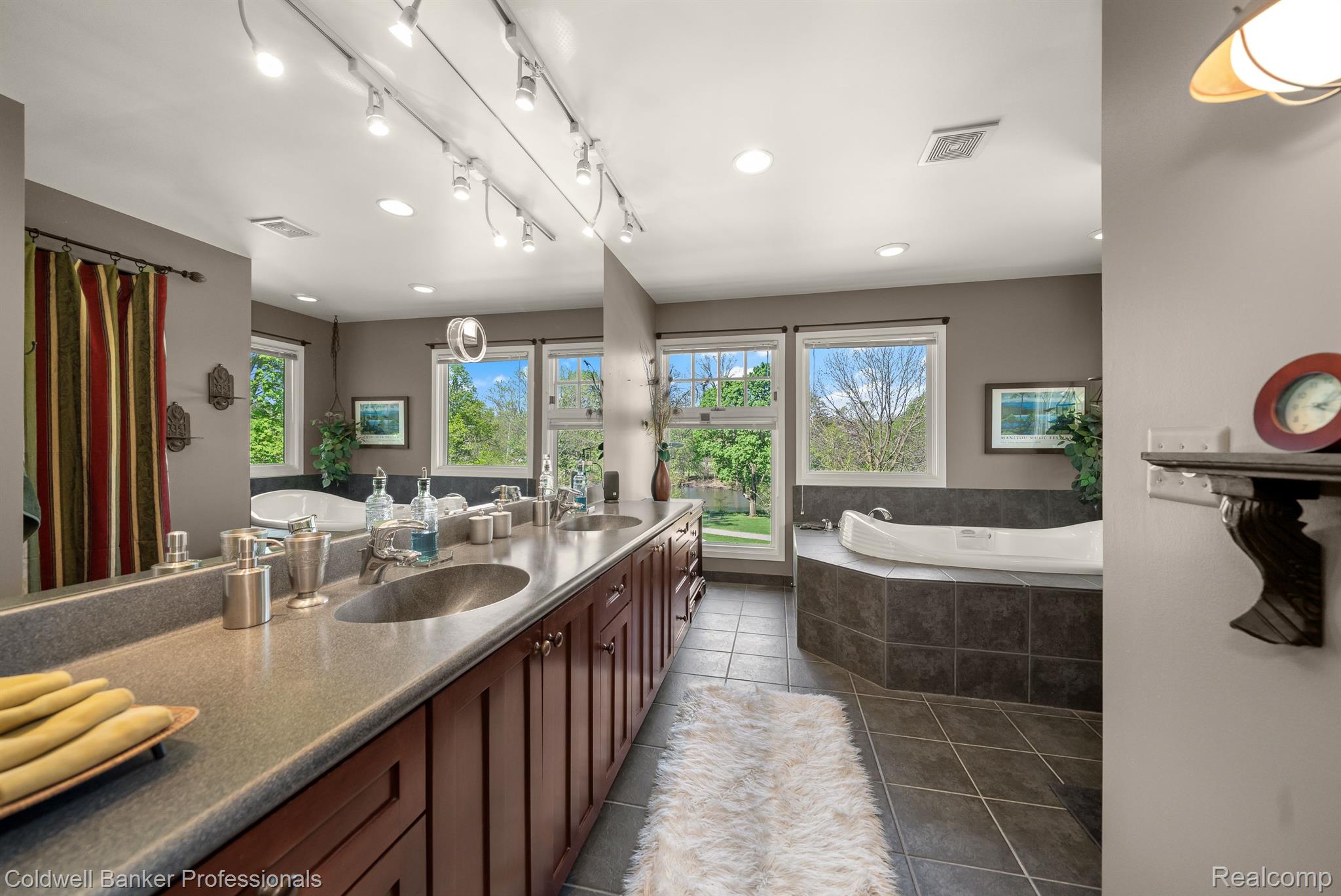 774 LAKESIDE Drive