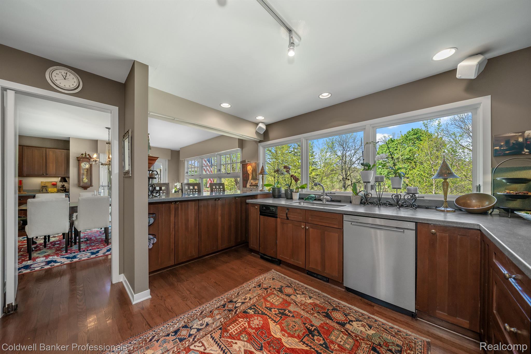 774 LAKESIDE Drive