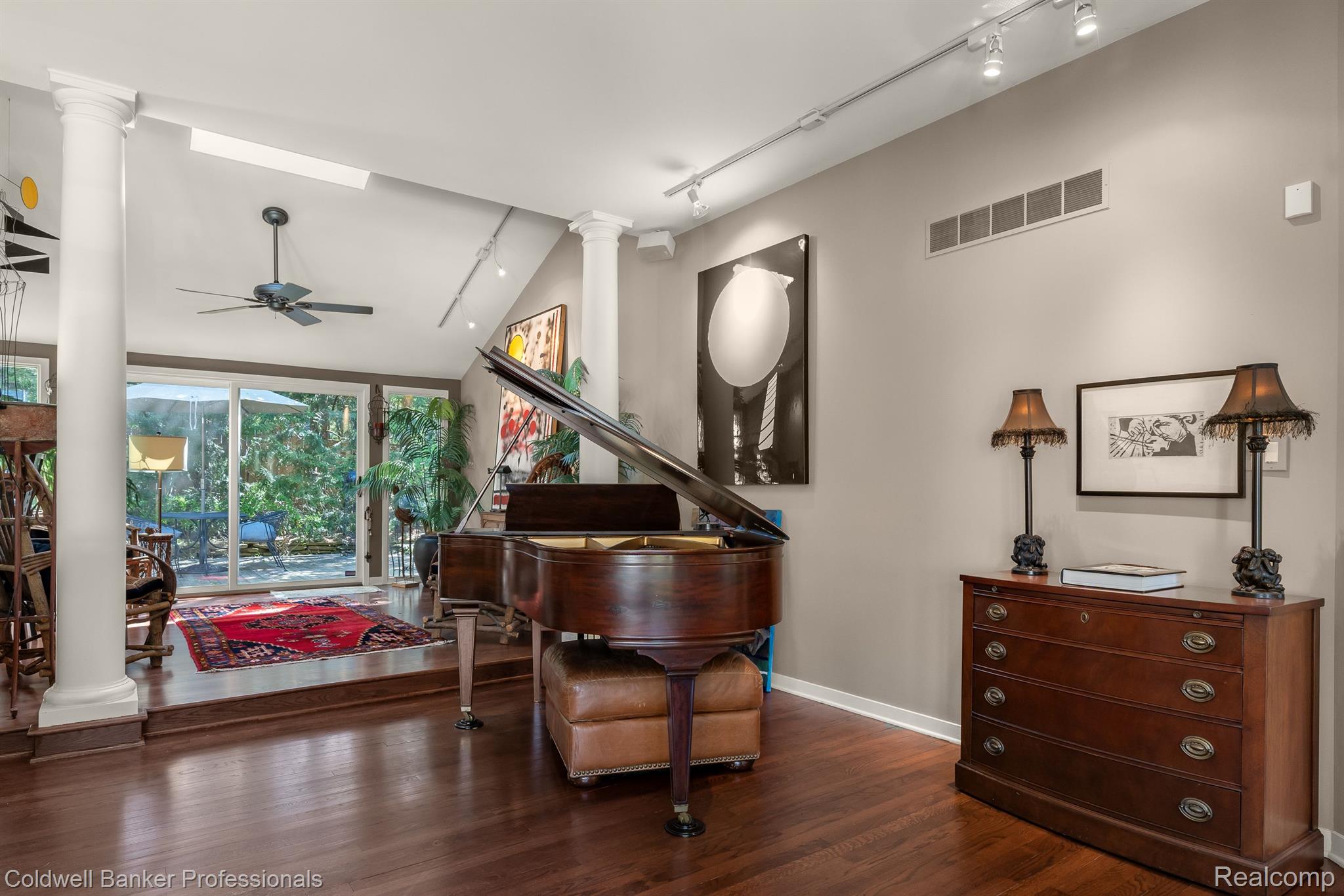 774 LAKESIDE Drive