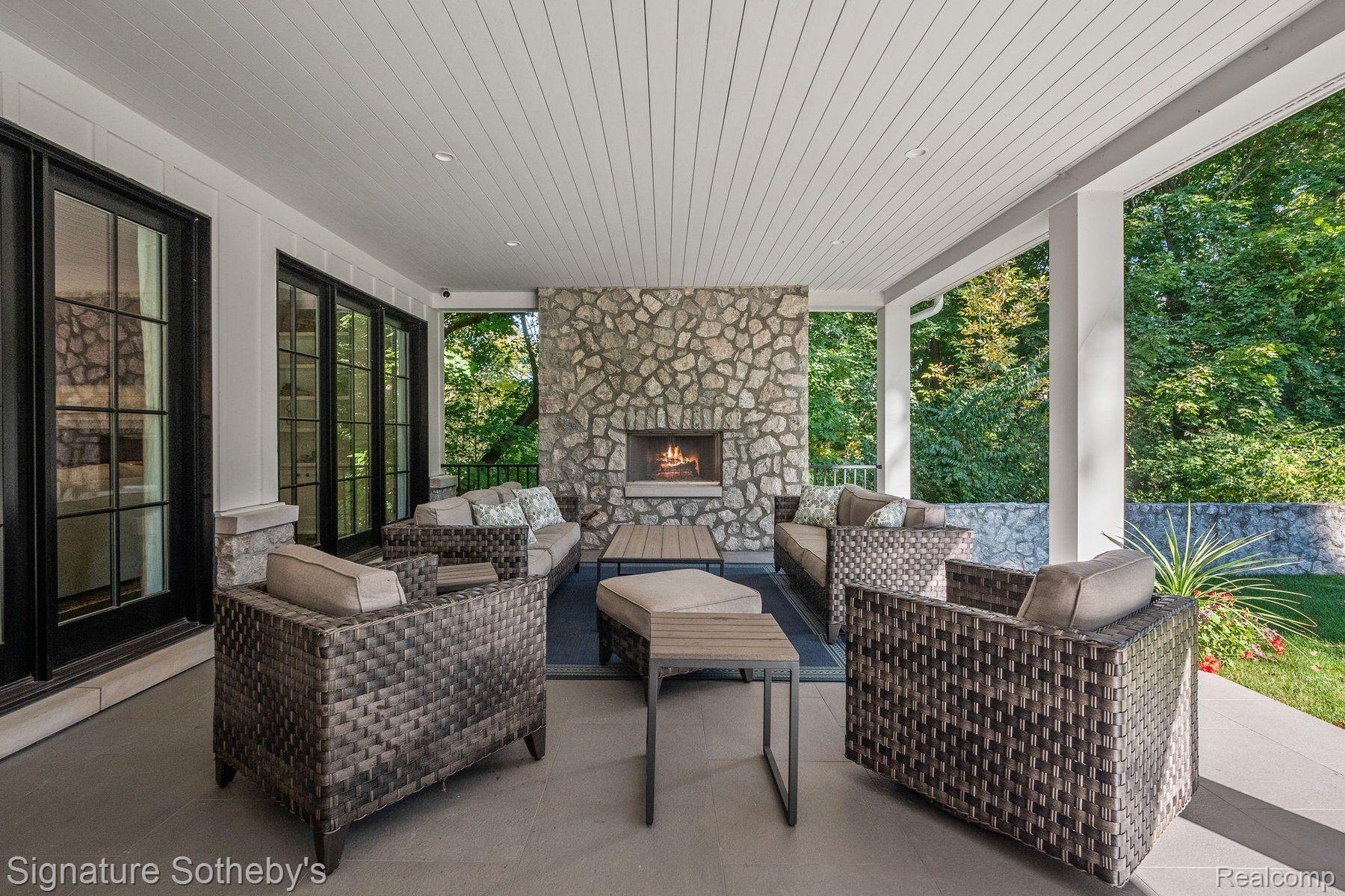 960 Lakeside Drive