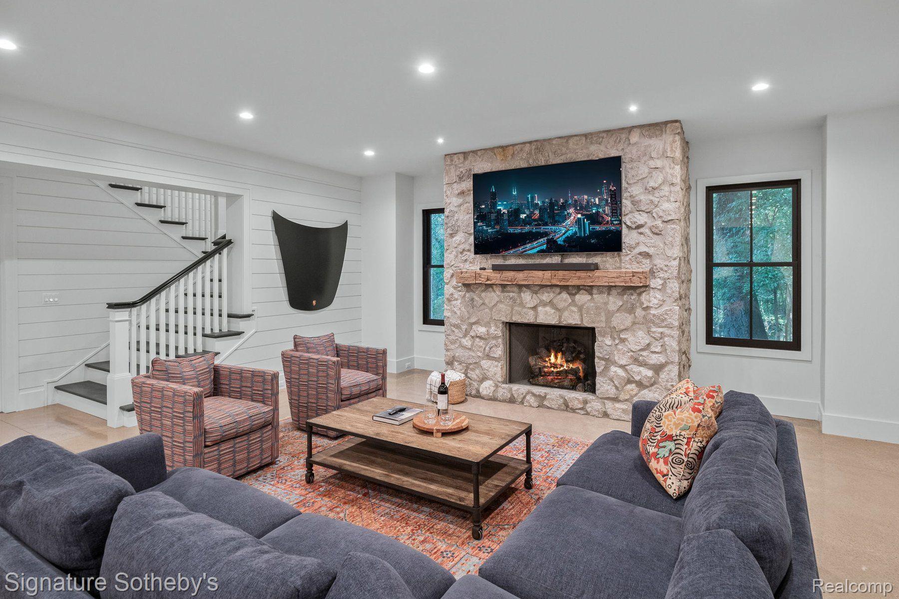 960 Lakeside Drive